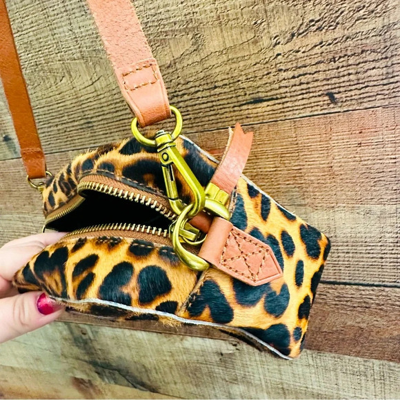 Madewell The Transport Camera Bag: Calf Hair Edition - Picture 10 of 12